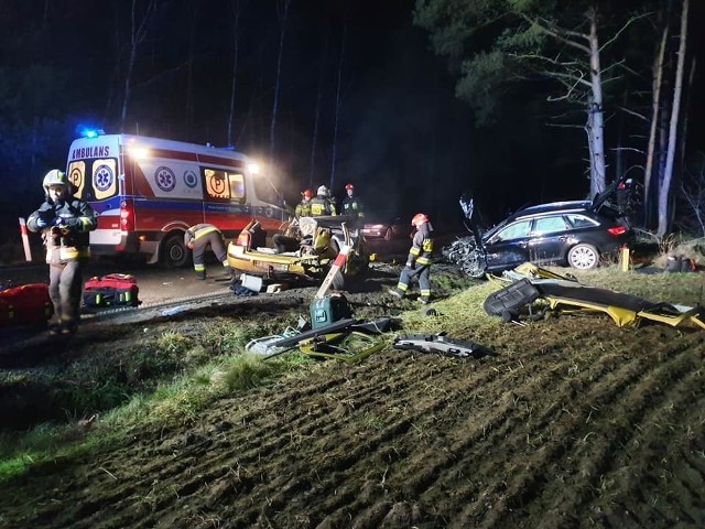 Do dramatycznego wypadku doszło w sobotę, 25 stycznia, przed godziną 17.00. Na drodze wojewódzkiej nr 278 zderzyły się dwa samochody osobowe i ciężarówka. Pojazdy zostały poważnie uszkodzone. Aby dotrzeć do jednego z kierowców, trzeba było rozciąć wrak specjalistycznymi narzędziami. Do wypadku doszło między miejscowościami Lubogoszcz, a Lubiatów niedaleko Sławy. Wiadomo, że zderzyły się dwa samochody osobowe i ciężarówka. Na miejsce dojechało kilka zastępów strażaków, m. in. z OSP Sława i JRG we Wschowie. Przyjechały też dwa zespoły ratowników medycznych oraz policja.Zniszczenia pojazdów okazały się na tyle poważne, że strażacy musieli użyć specjalistycznych nożyc do rozcinania wraków pojazdów. Wiadomo, że jedna osoba została ranna. Przyczyny i przebieg wypadku ustalą policjanci. Droga wojewódzka nr 278 może być zablokowana do godziny 20.00Polecamy wideo: Pijany kierowca spowodował wypadek. Zginęły dwie kobiety. Lubuska policja zapowiada walkę z pijanymi kierowcami