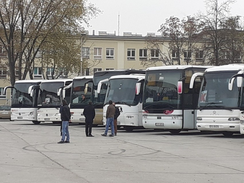 Przewoźnicy protestowali w Kielcach! Kawalkada kilkudziesięciu autobusów w mieście i postulaty do premiera [ZDJĘCIA, FILM]