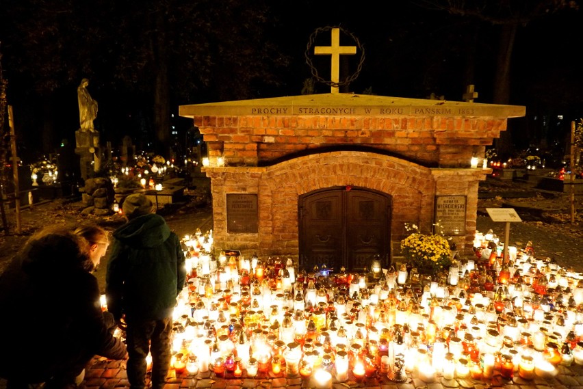 Wieczorny spacer wśród ciepła zniczy na cmentarzu przy ulicy Lipowej. Zobacz zdjęcia 