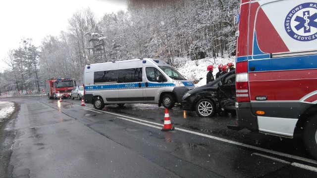 Trudne warunki na drogach w powiecie bytowskim. Jest ślisko z uwagi na padający śnieg. Dzisiaj (poniedziałek 17.04) doszło do kilku kolizji. Na drodze wojewódzkiej nr 212 między Lipnicą a Zieloną Chociną czołowo zderzyły się volkswagen i seat. Kierujący volkswagenem stracił panowanie nad pojazdem i zjechał na pas, na którym znajdował się seat. Na szczęście nikt nie odniósł poważnych obrażeń. Sprawca kolizji stracił prawo jazdy.Z kolei w Ugoszczy (gm. Studzienice) kierowca volkswagena golfa najechał na seata leona, którym kierowała kobieta w ciąży. Do szpitala trafiła kierująca seatem, uskarżając się na ból głowy. Na zdjęciach kolizja niedaleko Lipnicy.(Andrzej Gurba)