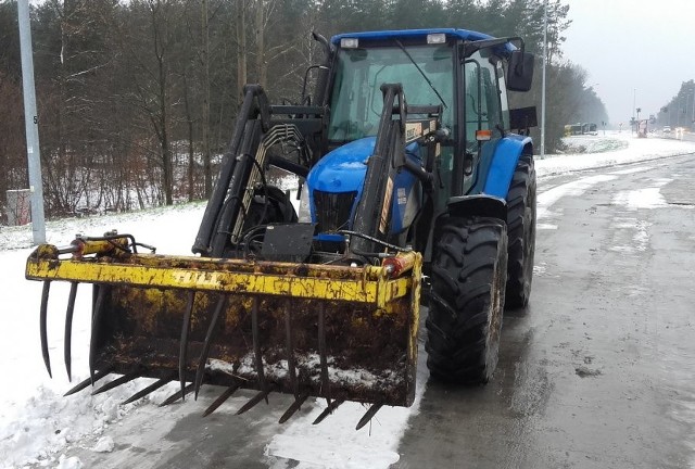 Pijany kierowca ciągnika na ul. Ciołkowskiego wpadł przez brak tablic (zdjęcia)Okazało się, że pojazd nie ma ważnych badań technicznych, a kierujący nim mieszkaniec gminy Zabudów jest pod wpływem alkoholu. Badanie alkomatem wykazało, że 35-latek ma ponad 1 promil alkoholu w organizmie.