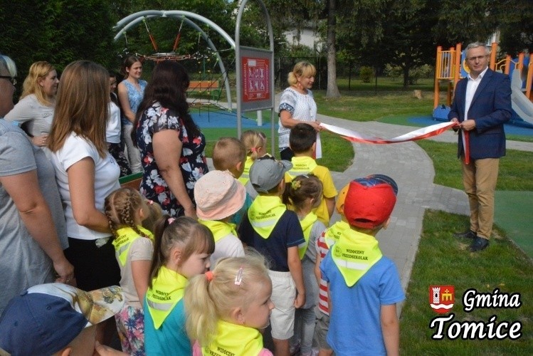 Uroczyste otwarcie placu zabaw, dzieci od rozu pobiegły na...