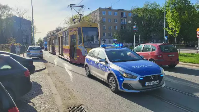 Potrącenie kobiety przez tramwaj na ulicy Pomorskiej w Łodzi.