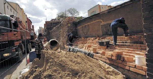 Prace budowlane po jednej stronie lęborskich murów miejskich. 
