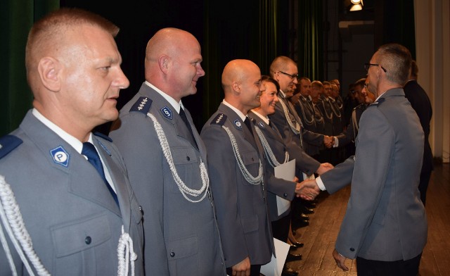 Podczas spotkania w Wąbrzeskim Domu Kultury policjanci odebrali awanse i podziękowania za służbę