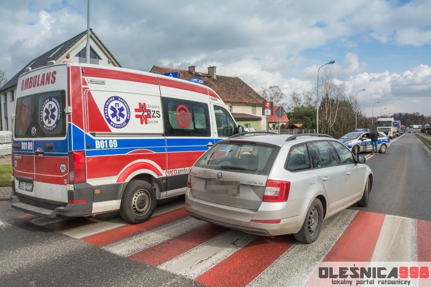 Skoda potrąciła kobietę na przejściu dla pieszych [ZDJĘCIA]