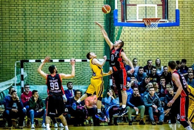 W meczu na szczycie tabeli Żubry Białystok (żółte stroje) pokonały 76:71 Tura Basket Bielsk Podlaski.