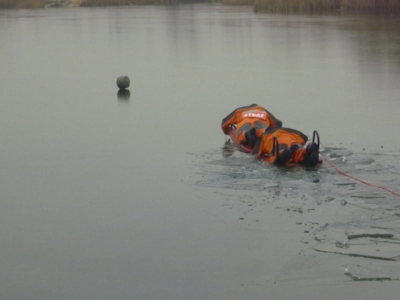 Owińska: Strażacy ćwiczyli na wodzie i lodzie