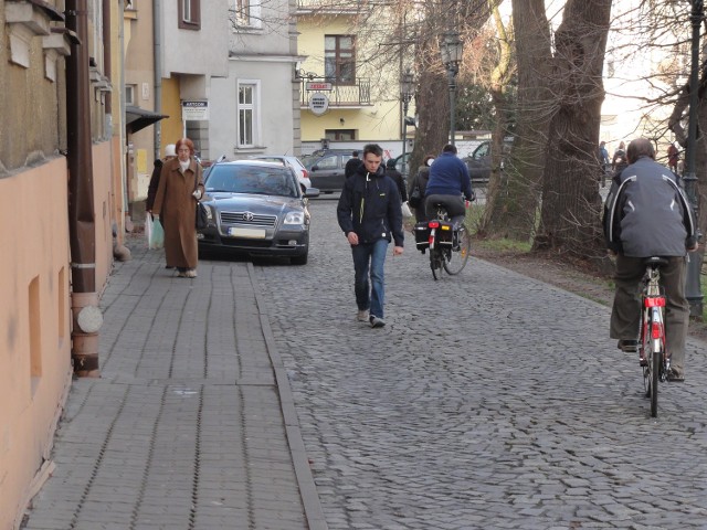 Przepisy mówią jasno: postój na chodniku jest dozwolony tylko wówczas, gdy kierowca zostawi pieszym minimum 1,5 m przestrzeni oraz nie będzie utrudniał ruchu na jezdni. Na al. Pod Kasztanami wielu użytkowników samochodów nie przestrzega tych zasad.