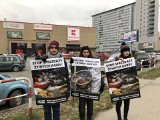 Krakowscy aktywiści protestują przeciwko sprzedaży żywych ryb