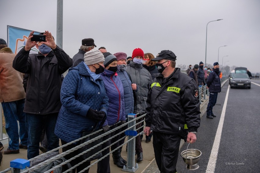 Borusowa-Nowy Korczyn. Policja i sanepid sprawdzają, czy podczas uroczystości otwarcia mostu na Wiśle złamano reżim sanitarny. Był tłum
