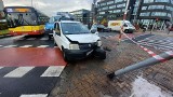 Wrocław: Rozpędzone auto wjechało na chodnik. Pieszy ciężko ranny [ZDJĘCIA]