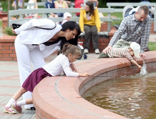 Szczęśliwe dzieci, szczęśliwi rodzice - wspólna zabawa przy fontannie w słupskim Parku Kultury i Wypoczynku. 