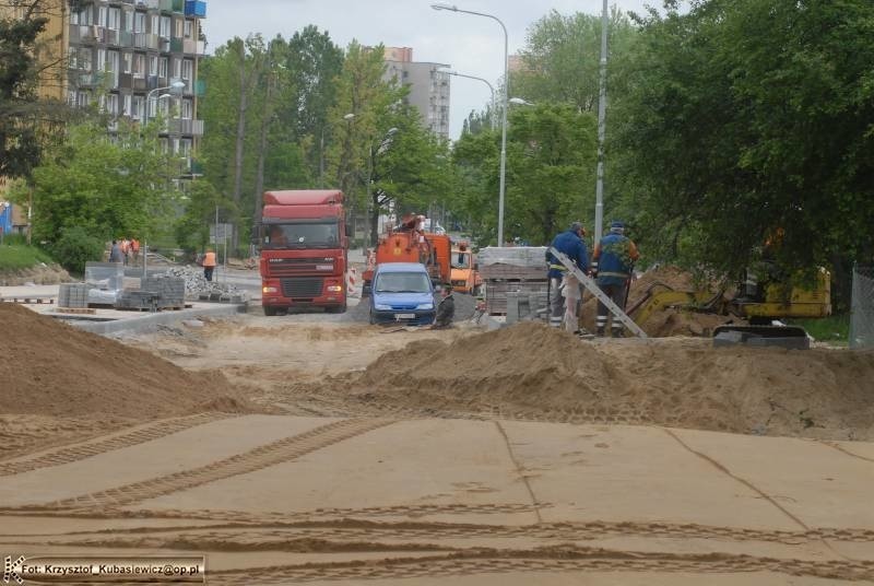 Budowa drogi przez park Piastowski.