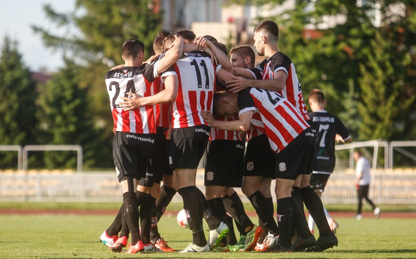 Resovia Rzeszów pokonała u siebie JKS Jarosław 2:1 (1:1). W...