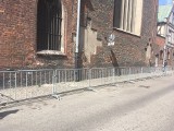 Pogarsza się stan elewacji kościoła św. Mikołaja w Gdańsku. Zagrodzono przejście, widoczne kolejne pęknięcia