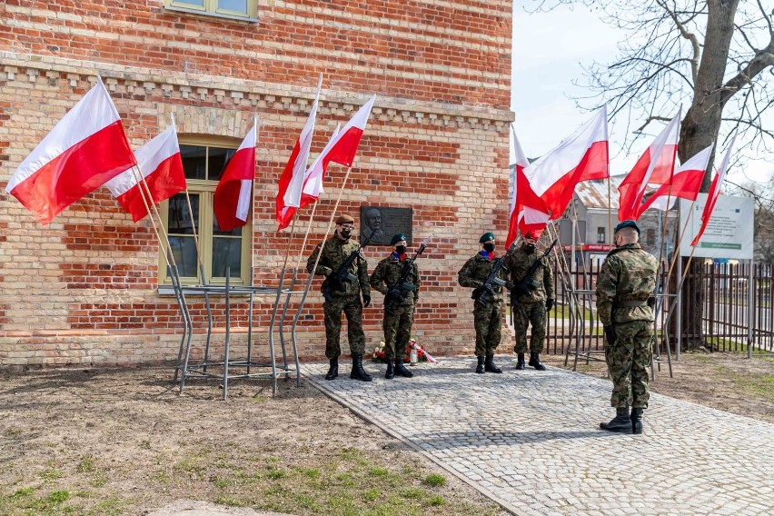 Białystok. Obchody 11. rocznicy katastrofy smoleńskiej. Samorządowcy i politycy uczcili pamięć podlaskich ofiar [ZDJĘCIA]