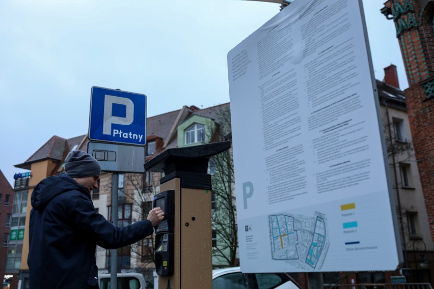 Szczecińskie Podzamcze z wolnymi miejscami parkingowymi. To przez Strefę Zamieszkania Stare Miasto?