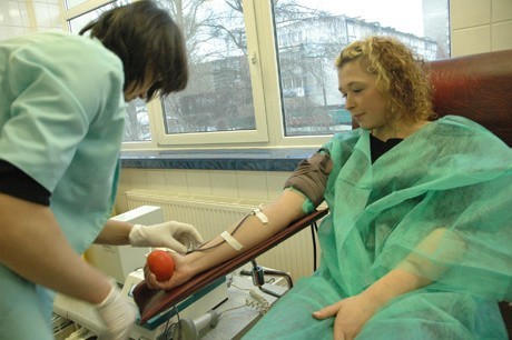 W całej Polsce do punktów krwiodawstwa zgłaszali się ludzie, którzy oddawali krew dla poszkodowanych w katastrofie budowlanej. Czynne było także Regionalne Centrum Krwiodawstwa i Krwiolecznictwa w Białymstoku, które pobraną krew chce przekazać do Katowic.- Na co dzień nie oddaję krwi, ale postanowiłam pomóc tym ludziom. Zadzwonił do mnie mój narzeczony, a następnie przywiózł mnie do centrum. On nie może oddawać krwi, bo przeszedł żółtaczkę - mówi Joanna Matysiuk z Białegostoku, którą wczoraj spotkaliśmy w RCKiK.