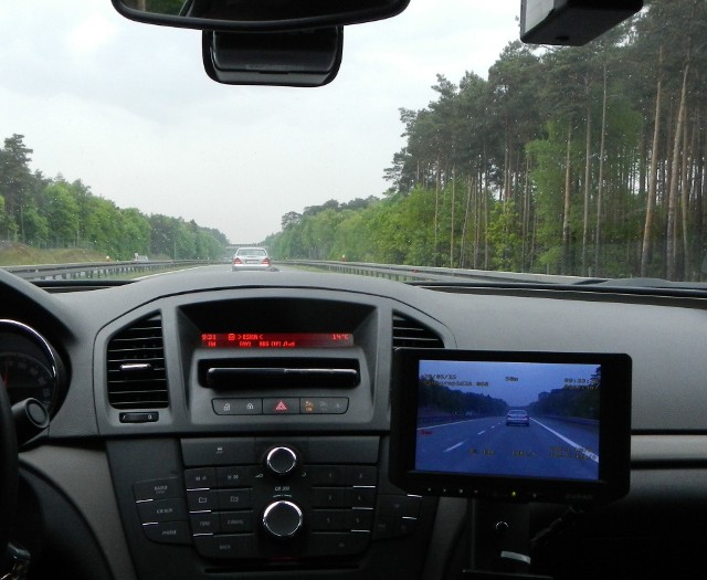 Przeciwko piratom drogowym policja wykorzystuje m.in. wideorejestratory (na zdjęciu) oraz laserowe mierniki prędkości z trybem DBC, który umożliwia mierzenie odległości między pojazdami.