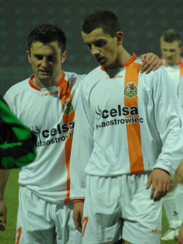 Piłkarze KSZO mieli w środę jeden trening - na zdjęciu Hubert Robaszek (z lewej) i Adrian Frańczak.