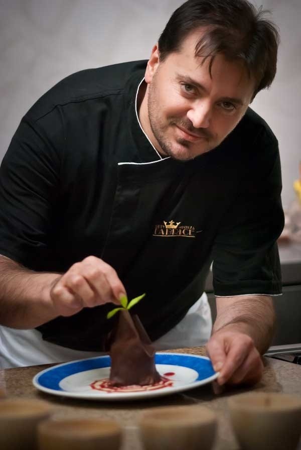 Francuz Fabrice Boulahouache, szef kuchni Brasserie Sztuka przygotuje walentynkowe dania w hotelu Słoneczny Zdrój w Busku-Zdroju.