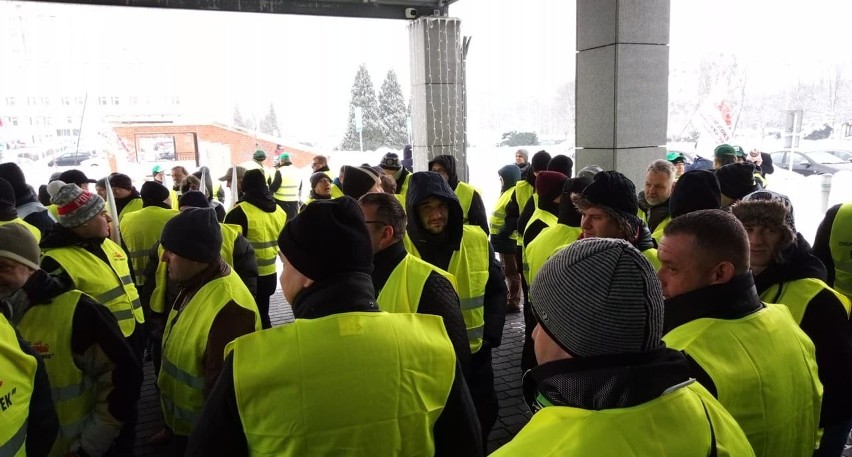 Protest górników i związkowców JSW: Stoimy murem za prezesem...