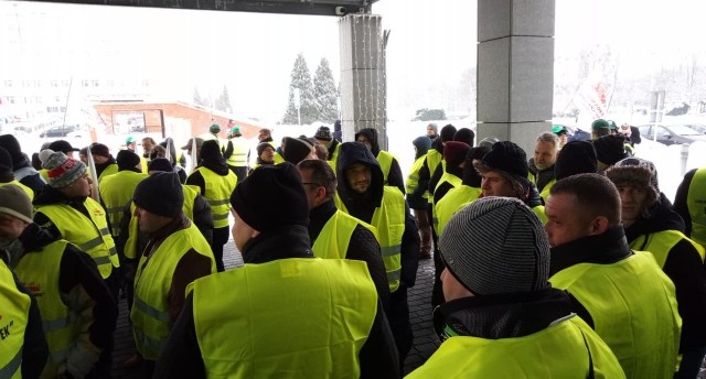 Protest górników i związkowców JSW: Stoimy murem za prezesem Danielem Ozonem - deklarują górnicy i związkowcy Jastrzębskiej Spółki Węglowej, którzy rozpoczęli dzisiaj (10 stycznia) protest przed siedzibą JSW w Jastrzębiu-Zdroju