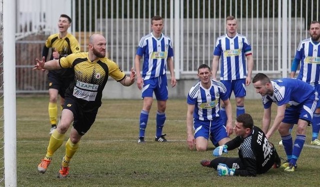 ... Krzysztof Szymański w starciu Głogovii ze Startem Pruchnik. Obaj trafiali do siatki już w 2. minucie