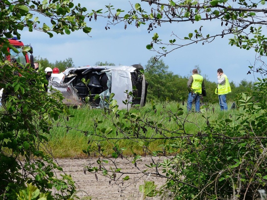 Wypadek w Kunicach. Volkswagen koziołkował. Uciekali przed...