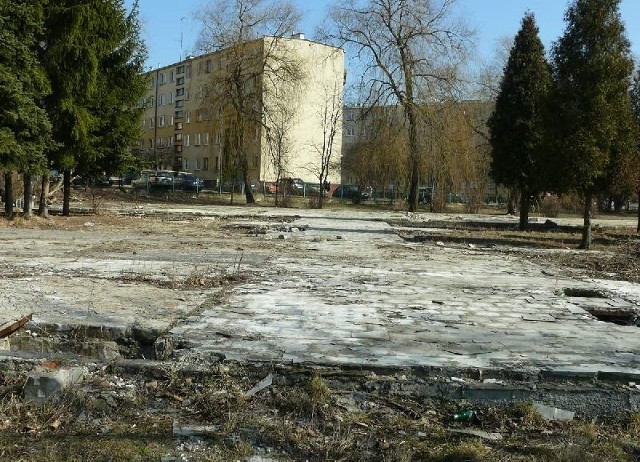 Po przedszkolu numer 5 w Staszowie pozostał tylko fundament. Kilka lat temu planowano wybudować tutaj nową siedzibę dla przedszkola i przychodni zdrowia. Dziś plan jest taki, aby powstał tutaj skatepark.