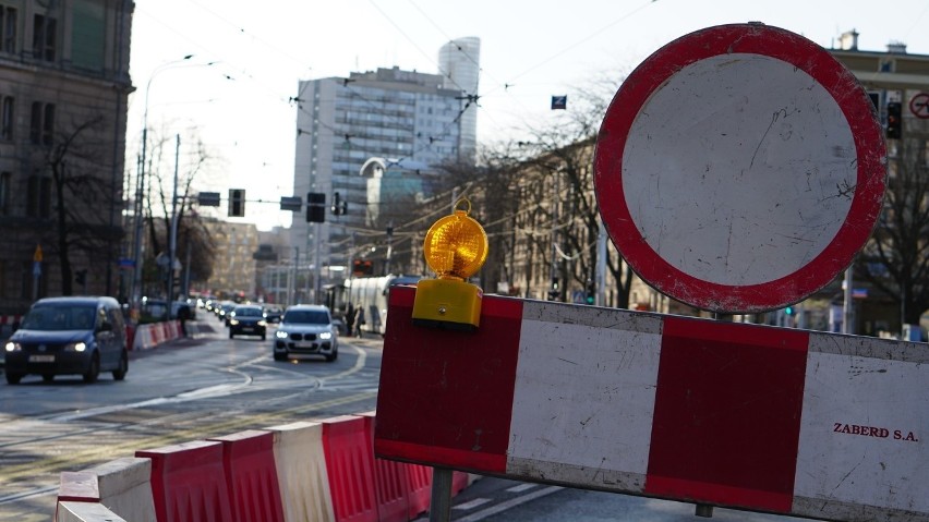 Plac Orląt Lwowskich zamknięty. Zamieszanie i korki. Prawdziwy test w poniedziałek!