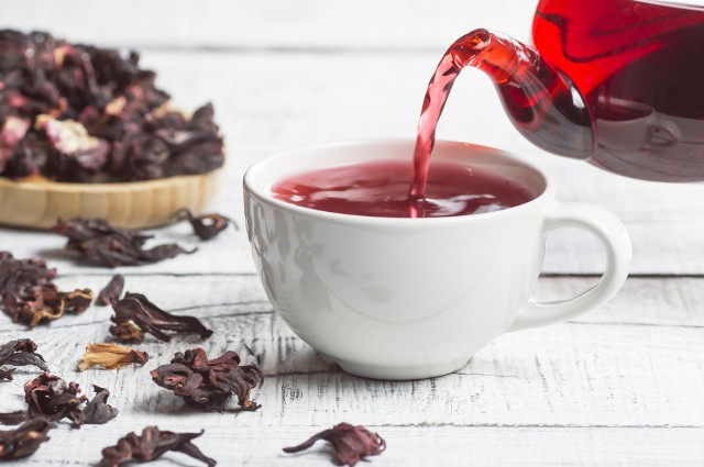 Napar z hibiskusa ma głęboki czerwony kolor, przyjemny aromat i lekko kwaśny smak, z powodu którego stanowi częsty dodatek do mieszanek herbatek owocowych.