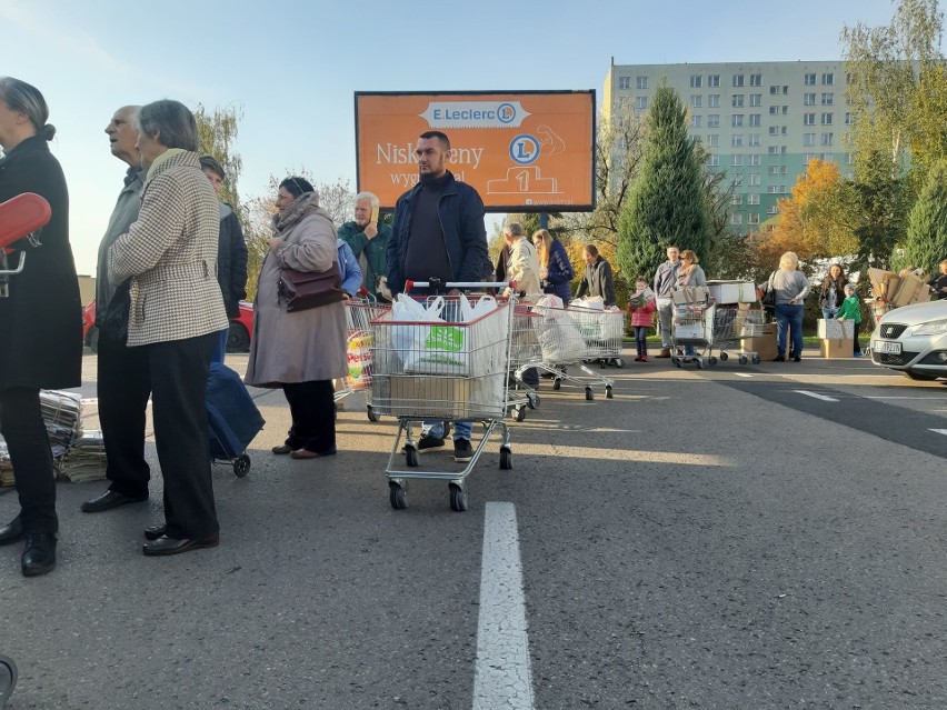 Kolejka na parkingu przy E. Leclerc przy ul. Zana