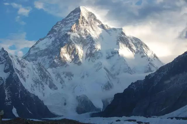 K2 uchodzi za jeden z najtrudniejszych i najbardziej niedostępnych szczytów. Dotychczas na K2 weszło 12 Polaków, życie straciło czterech. K2,  najwyższy szczyt Karakorum i drugi co do wysokości szczyt świata, uchodzi za jeden z najtrudniejszych i najbardziej niedostępnych szczytów. Wejście na wierzchołek tej góry jest o wiele trudniejsze niż zdobycie Mount Everestu. Trudności techniczne w postaci stromizn czy szczelin skalnych (i to powyżej 8 tys. m), potęguje kapryśna pogoda. Dlatego zdobycie tej góry, często rozpoczyna się od długotrwałego oczekiwanie w obozie na tzw. okienko pogodowe. Bywało, że ekipy wycofywały się spod góry właśnie ze względu na złe warunki atmosferyczne. O niedostępności tego szczytu świadczą też statystyki. Prawie jedna trzecia śmiałków zginęła na tej górze. Jest to jedyny ośmiotysięcznik, który do tej pory nie został zdobyty zimą. Dotychczas na K2 weszło 12 Polaków. Pierwsza stanęła na tym szczycie Wanda Rutkiewicz, która była również pierwszą na świecie kobietą, mającą na koncie zdobycie K2. Niestety były też ofiary śmiertelne. Na K2 życie straciło czterech Polaków. Na następnych slajdach przypominamy ich sylwetki. Czytaj też: Kolejny wypadek podczas ekspedycji na K2. Ranny został Rafał FroniaZobacz też: Krzysztof Wielicki o wyprawie na K2: Pogoda najczęściej jest zławideo:TVN24/x-news