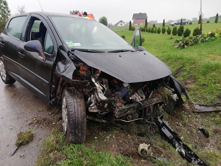 Wypadek w Boleścicach. Kierowca stracił panowanie nad samochodem. Zginęła kobieta