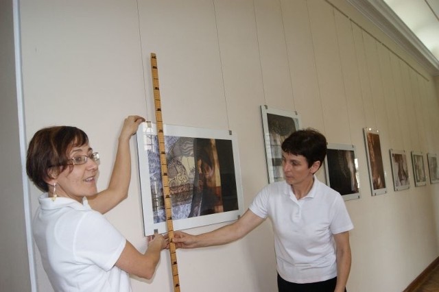 Wczoraj wernisaż Zoriany Opanaszczuk przygotowywały Dorota Ziółkowska (z lewej) i Teresa Gadzińska, które pracują w muzeum