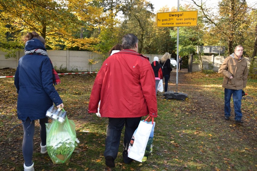 Dziś tłoczno na cmentarzach na Osobowicach i przy ul...