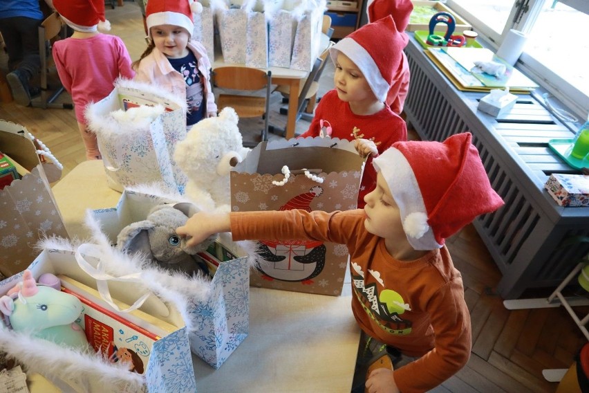 Łódzkie przedszkolaki przygotowały paczki dla chorych dzieci, które święta spędzą w szpitalu