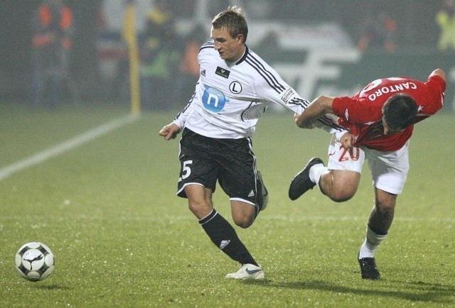 W starciu o piłkę Jakub Rzeźniczak (z lewej) z Legii Warszawa i Mauro Cantoro z Wisły Kraków w meczu ekstraklasy rozegranym w Sosnowcu.