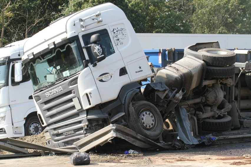 Wypadek na A4: Ciężarówka przebiła barierki i leży w poprzek drogi. Kruszywo i olej napędowy na jezdni [ZDJĘCIA]