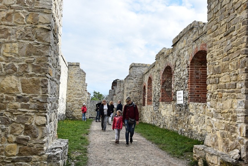 Rycerze i damy na zamku Tenczyn. Miłośnicy historii otworzyli sezon rekonstrukcji [ZDJĘCIA]