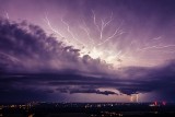 Burze z gradem i silny wiatr w Radomiu i regionie radomskim. Rządowe Centrum Bezpieczeństwa ostrzega