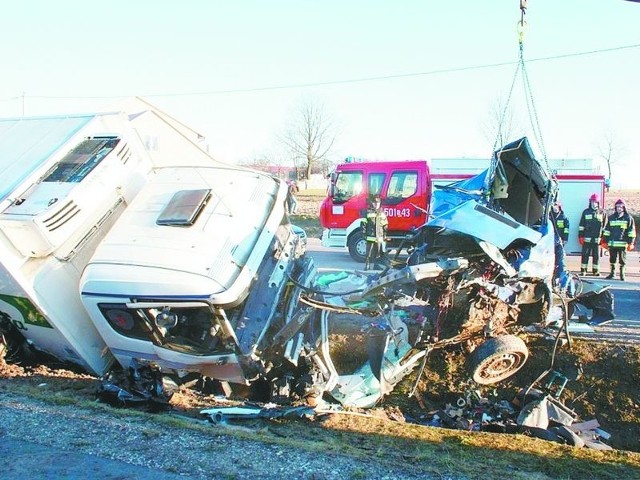 W tragedii z 10 lutego br. w Woli Zambrowskiej zginęło sześć osób. Na razie pewne jest tylko to, że nie był winien żaden z kierowców. Prokuratura podejrzewa jednak, że samą drogę źle wykonano.