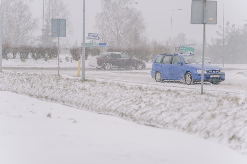 Biało zrobiło się na drogach m.in. w okolicach Żar i Żagania