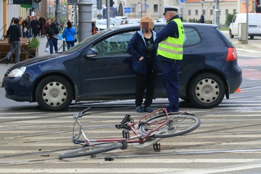 Wypadek rowerzystki na placu Bema we Wrocławiu