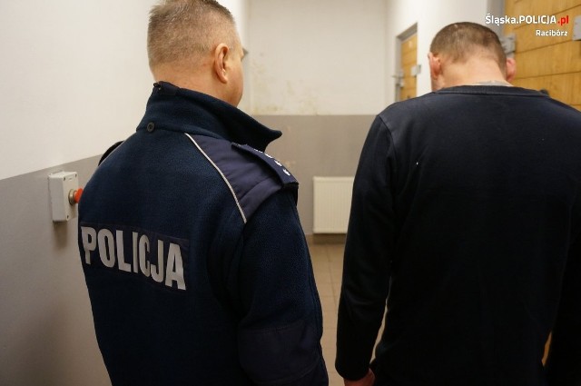 Za przestępstwa 36-latek usłyszał dwa zarzuty, a prokurator w poniedziałek 27 marca na wniosek raciborskich śledczych zastosował w stosunku do niego dozór policyjny