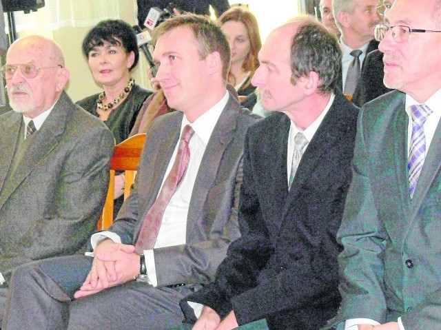 Antoni Nakielski (z lewej), były dyrektor szpitala nie krył, że na bieżąco śledzi informacje o szpitalu, a ostatnio nawet wcielił się w rolę pacjenta. Obok także były dyrektor Wojciech Wąsik.