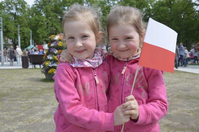 Uroczystości oficjalne były w czwartek na Placu Grunwaldzkim. Tam przemawiali oficjele i tam żołnierze oddali salę honorową. Jednocześnie zaczęło się mniej oficjalne świętowanie na Kwadracie. – W roku wielkiego jubileuszu, chcemy wyrażać wdzięczność naszym rodakom, którzy byli ojcami Konstytucji 3 Maja, walczyli o to, by powstała, potem, by Polska była wolna – mówił na placu Grunwaldzkim wojewoda Władysław Dajczak. Mniej oficjalnie było na Kwadracie. Setki gorzowian bawiły się tam, tańczyły, oglądały występy artystyczne (tańczyły dzieci i dorośli - mamy to na zdjęciach). Po watę cukrową ustawiła się 50-metrowa kolejka! Przebojem okazały się gigantyczne bańki mydlane, które wodzirej i jego towarzyszka puszczali między dzieci. Były białe i czerwone balony, tańce, nauka graffiti, można było samodzielnie wykonać kotylion, zagrać w szachy, pobawić się z wielkimi bańkami i obejrzeć występ aktorów Teatru im. Osterwy. A gdyby ktoś zgłodniał, mógł skorzystać z oferty foodtrucków.– Przyszliśmy z córkami bo podoba nam się takie radosne świętowanie. Musimy umieć się cieszyć z naszych ważnych dokonań z przeszłości  i świąt – mówili Anna i Kacper Trojanowscy. Takich rodzin spotkaliśmy na Kwadracie wiele.Święto konstytucji uczczono też biegiem. Najpierw startowały dzieci, potem dorośli.Zobacz też: Obchody 227. rocznicy uchwalenia Konstytucji 3 Maja w Międzyrzeczu