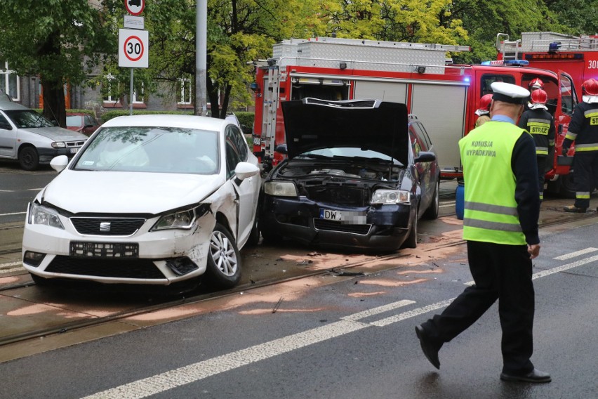 Wypadek na Jedności Narodowej. Zablokowane torowisko [ZDJĘCIA] 